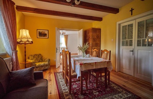 Radruz Apartment | Pet-Friendly Retreat at ROZTOCZE Wiejski Domek - 9.6/10
