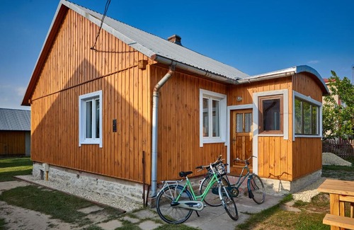 Radruz Apartment | Pet-Friendly Retreat at ROZTOCZE Wiejski Domek - 9.6/10
