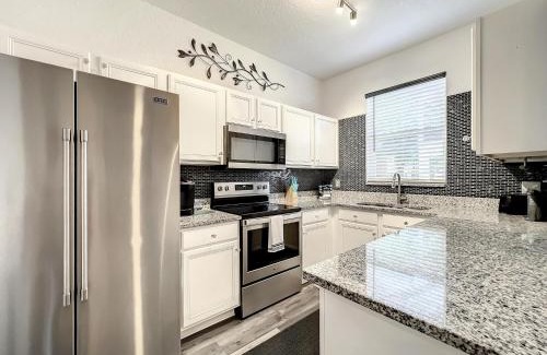 Regal Palms Apartment | Modern Home with Pool | Child Friendly & Sleeps 10