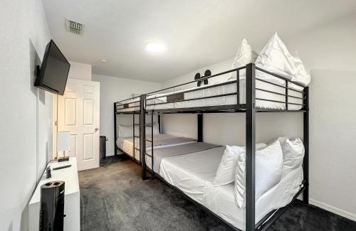 Regal Palms Apartment | Modern Home with Pool | Child Friendly & Sleeps 10