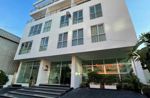 Khlong Toei Hotel | Comfortable Stay at RoomQuest Bangkok Sukhumvit 50