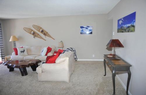 June Lake Apartment | Rr-interlaken 08: Family-Friendly Retreat with Hot Tub