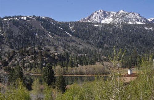 June Lake Apartment | Rr-interlaken 08: Family-Friendly Retreat with Hot Tub