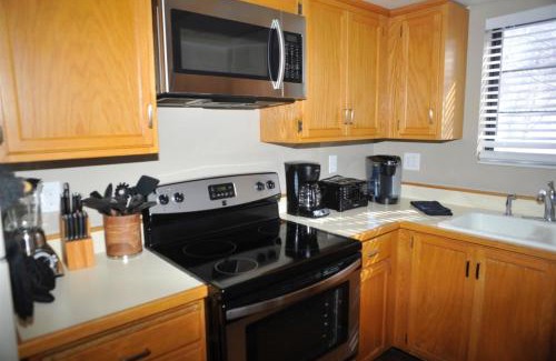 June Lake Apartment | Rr-interlaken 08: Family-Friendly Retreat with Hot Tub