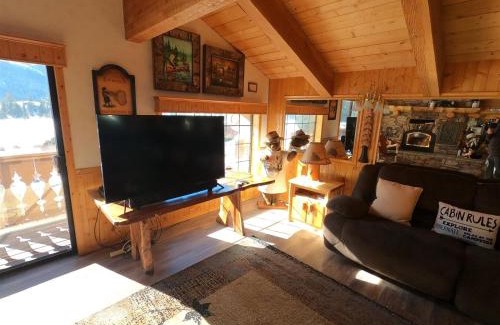 June Lake Apartment | Rr-Interlaken 16: Family-Friendly Retreat with Hot Tub