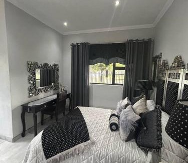 Welkom Apartment | Stylish RR Luxury Apartment - Family-Friendly Retreat!