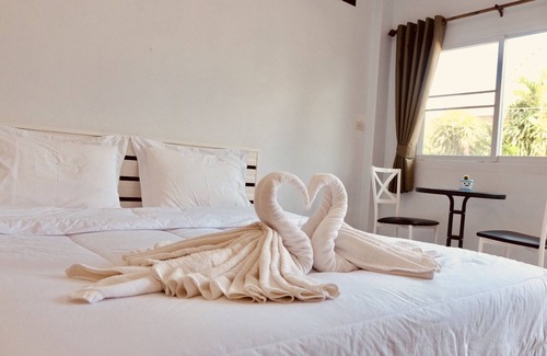 Nai Mueang Hotel | Ruan Aiyara: Family-Friendly Haven with Kitchen Access