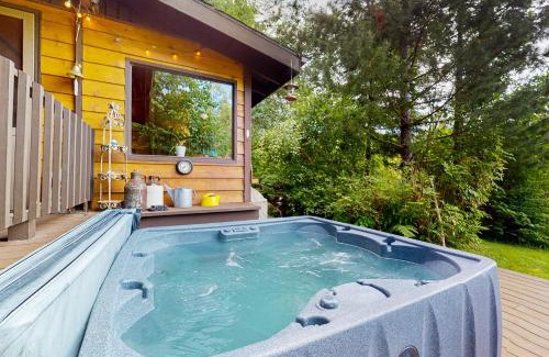 Port Orchard House | Discover Ruby Creek Retreat: Pet-Friendly with Hot Tub