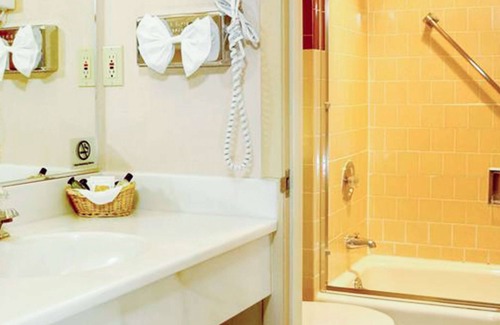 Bridgeport Hotel | Discover Ruby Inn: Family-Friendly Stay with Pool & Spa