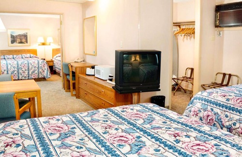 Bridgeport Hotel | Discover Ruby Inn: Family-Friendly Stay with Pool & Spa