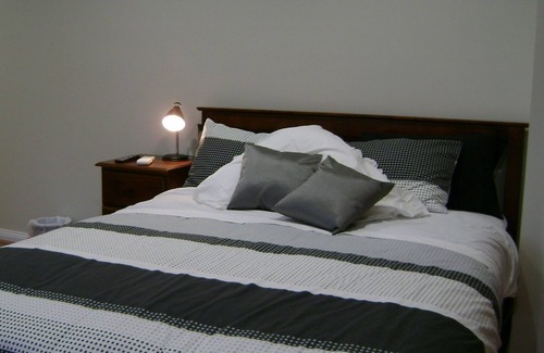 Simpson Bed & Breakfast | Experience Comfort at Ruby Rose Lodge with Breakfast Included