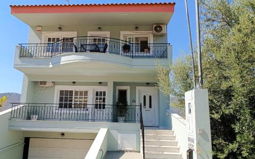 Chalcis Apartment | Cozy Ruby's House: Guest Rated 9.6 with Breakfast Included