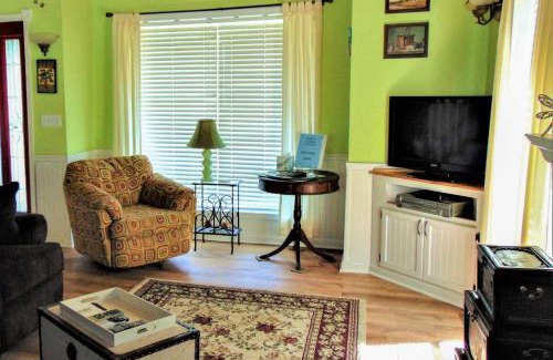 Boswell House | Inviting Rubys Landing Cottage: Deck & River Views Await