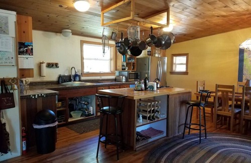 Jacksonville Cabin | Pet-Friendly Ruch Refuge with Hot Mineral Baths & Lake View