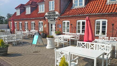 Rudbøl Hotel | Discover Comfort at Rudbøl Grænsekro with Pool & Dining