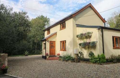 Haverfordwest House | Discover Rudbaxton Water: Family and Pet-Friendly Retreat