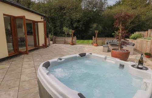 Haverfordwest House | Discover Rudbaxton Water: Family and Pet-Friendly Retreat