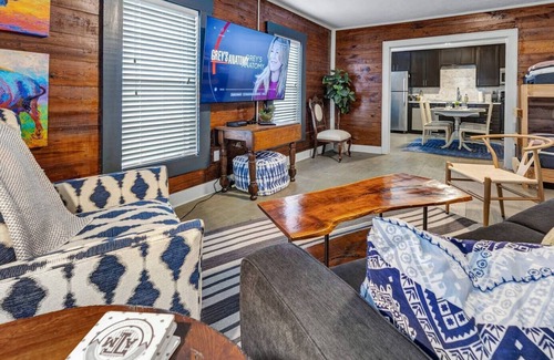 Northgate Apartment | Rudder's Retreat: Walk to A&M, Pet-Friendly with Breakfast