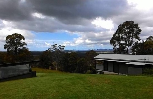 Minimbah Cottage | Rudders River View Cottage: Pet-Friendly Oceanfront Oasis