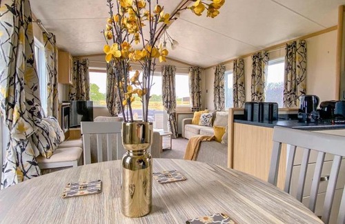 East Drayton House | Ruddingwood Lodge: Family-Friendly Retreat with Top Ratings