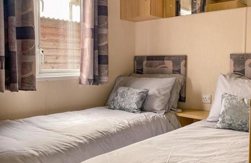 East Drayton House | Ruddingwood Lodge: Family-Friendly Retreat with Top Ratings