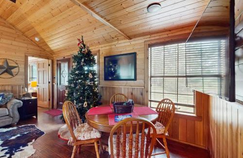 Ledbetter House | Family-Friendly Stay at Rudolph - Reindeer Ranch Retreat