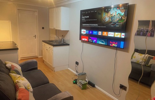 Cray Valley West Apartment | Rudor Lodge-Bedroom & Lodge-just 25mins on train to London Victoria station