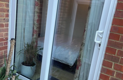 Cray Valley West Apartment | Rudor Lodge-Bedroom & Lodge-just 25mins on train to London Victoria station