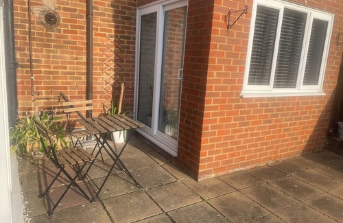 Cray Valley West Apartment | Rudor Lodge-Bedroom & Lodge-just 25mins on train to London Victoria station