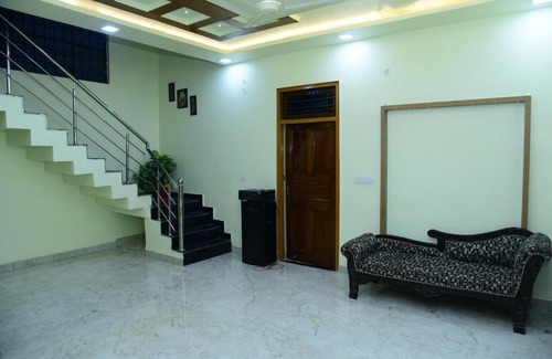 Indira Nagar Apartment | Cozy Rudra Villa Guest House with Kitchen & Breakfast
