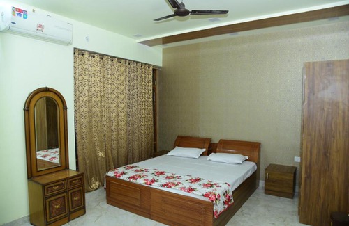 Indira Nagar Apartment | Cozy Rudra Villa Guest House with Kitchen & Breakfast