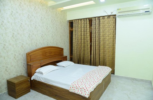 Indira Nagar Apartment | Cozy Rudra Villa Guest House with Kitchen & Breakfast