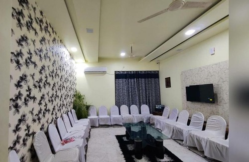 Indira Nagar Apartment | Cozy Rudra Villa Guest House with Kitchen & Breakfast