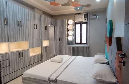 Varanasi House | Top-Rated Rudraksha Inn: Family-Friendly with Great Amenities
