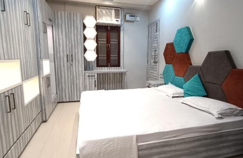Varanasi House | Top-Rated Rudraksha Inn: Family-Friendly with Great Amenities