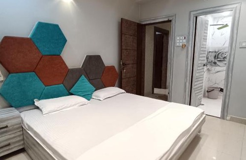 Varanasi House | Top-Rated Rudraksha Inn: Family-Friendly with Great Amenities