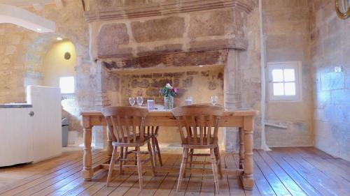 Saint-Cyprien House | Discover Rue Bertrand de Got: Family-Friendly Retreat