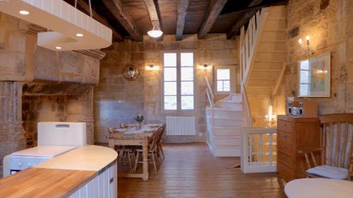 Saint-Cyprien House | Discover Rue Bertrand de Got: Family-Friendly Retreat