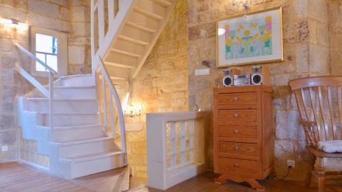 Saint-Cyprien House | Discover Rue Bertrand de Got: Family-Friendly Retreat