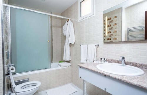 Setif Hotel | Discover Rue d'Or: Family-Friendly Stay with Breakfast