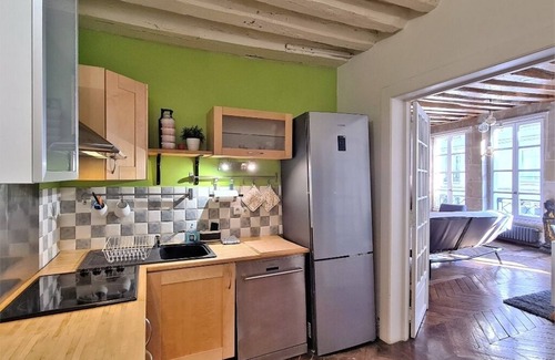 Quartier du Mail Apartment | Elegant Rue Montrogueil: High Ceilings & Family-Friendly Amenities