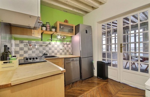 Quartier du Mail Apartment | Elegant Rue Montrogueil: High Ceilings & Family-Friendly Amenities