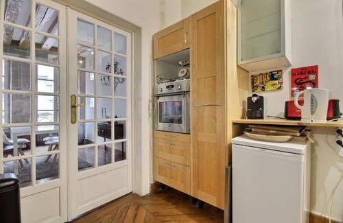 Quartier du Mail Apartment | Elegant Rue Montrogueil: High Ceilings & Family-Friendly Amenities