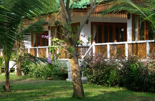 Chakphong Resort | Beachfront Ruen Thai Rim Haad with Ocean Views & Restaurant