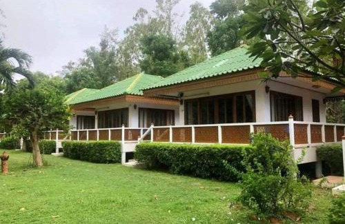 Chakphong Resort | Beachfront Ruen Thai Rim Haad with Ocean Views & Restaurant