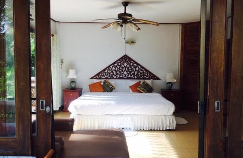 Chakphong Resort | Beachfront Ruen Thai Rim Haad with Ocean Views & Restaurant