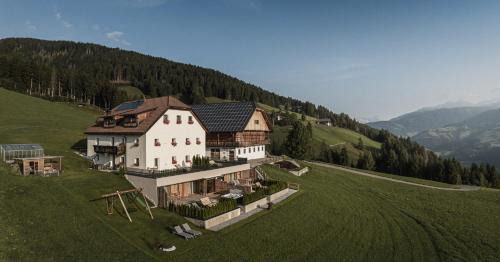 Sorafurcia Ski Chalet | Indulge in Rueper Hof Chalet Pracken with Hot Tub Access