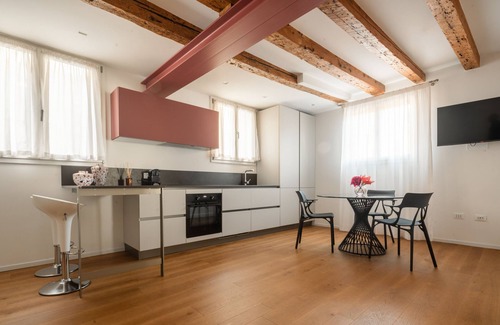 Santa Croce Apartment | Ruga Bella Bridge View Apartment: Guest Rated 10/10 Stay