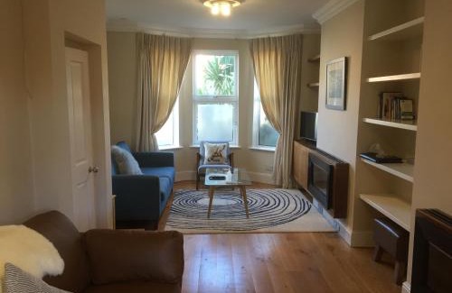 Ranelagh House | Rugby Lodge: Family-Friendly Retreat with Breakfast Included