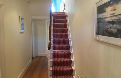 Ranelagh House | Rugby Lodge: Family-Friendly Retreat with Breakfast Included